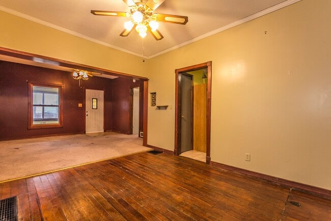 Building Photo - Spacious 3 bedroom with fenced in yard!