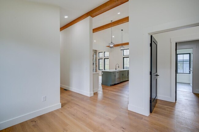 Building Photo - 19 Hidden Glade Dr