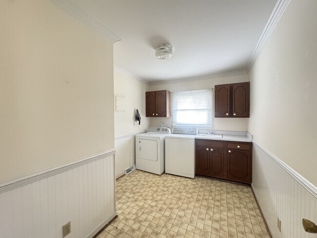 Building Photo - 1032 Belmorrow Dr