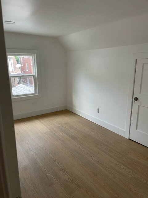 Building Photo - 557 Maple Ave
