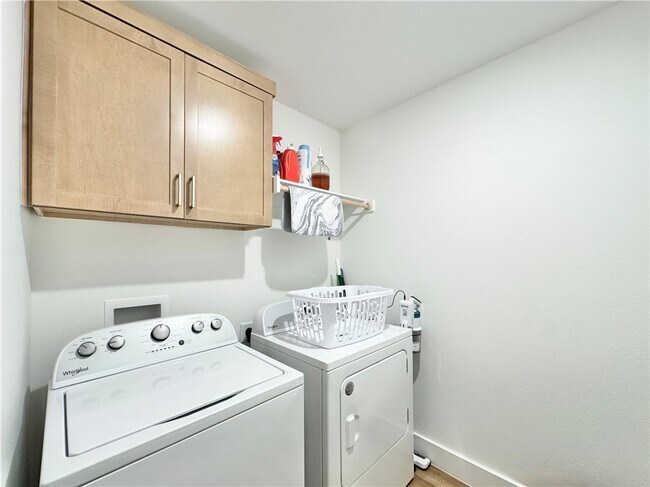 Building Photo - 681 Kendra St