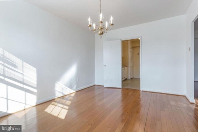 Building Photo - Spacious Tuscany/Canterbury 1bd/1ba Condo with W/D! Available 8/14
