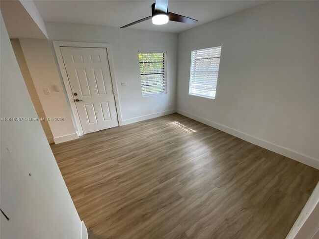 Building Photo - 11310 Peachtree Dr