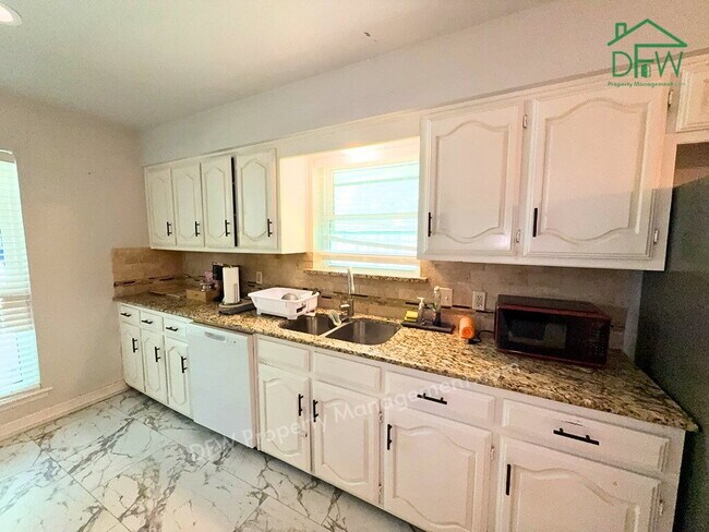Building Photo - 4 Bed / 2.5 Bath on a Cul-de-Sac - 2-Car Garage & Spacious Fenced Backyard