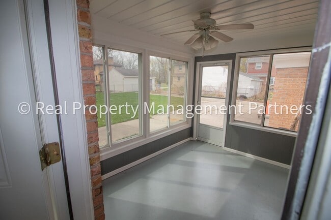 Building Photo - 1 Room for Rent in a 6-Bedroom Student Hom...