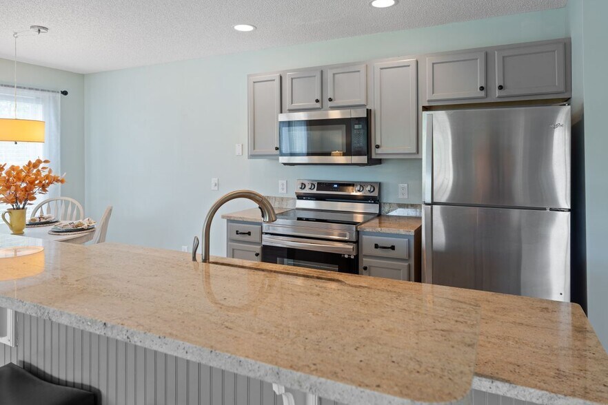 Building Photo - 3350 Club Villas Dr