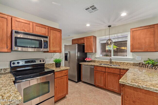 Building Photo - 1422 W Orange Dr
