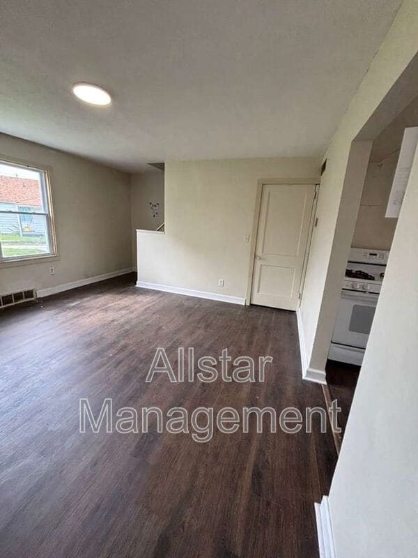 Building Photo - 944 S Central Dr