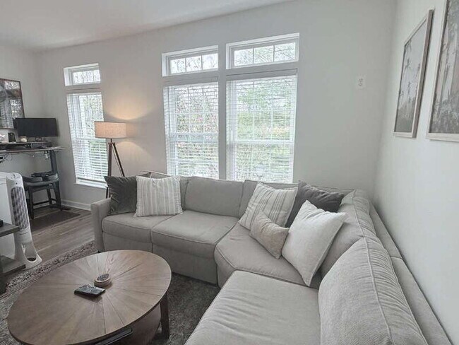 Building Photo - 978 Harrison Cir