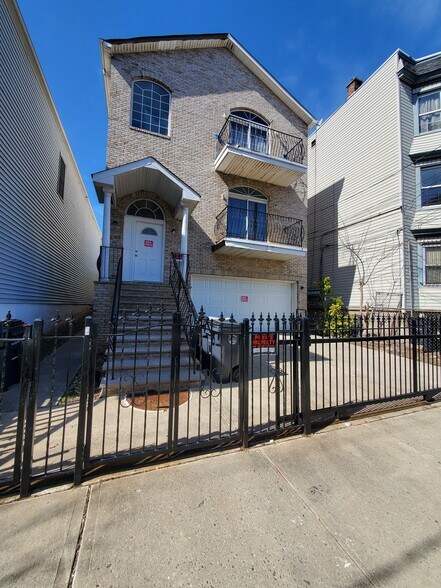 Building Photo - 114-116 2nd St
