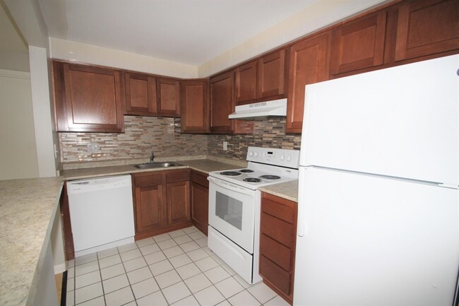 Building Photo - 1209 Logan Rd