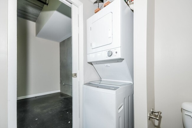 Building Photo - 1 bed / 1 bath w/Study - Move In Today!