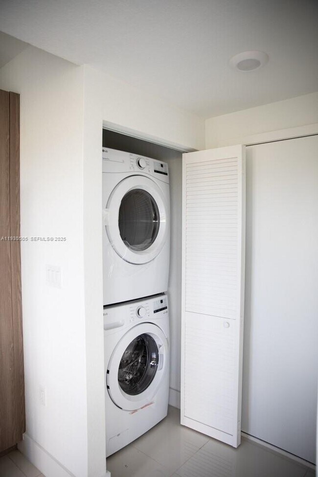 Building Photo - 238 NW 11th Ct