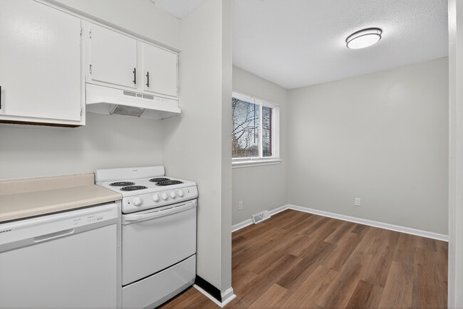 Building Photo - 1350 Dix Dr