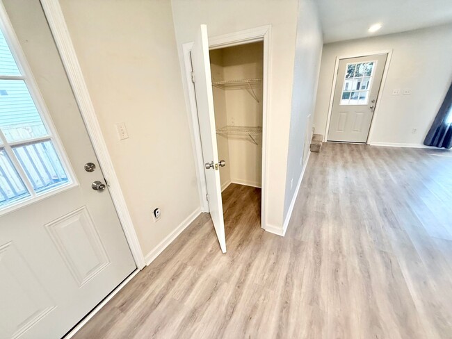 Building Photo - **4bed near MIL base- GRANITE/STAINLESS STEEL Appliances~ Roomates welcome!