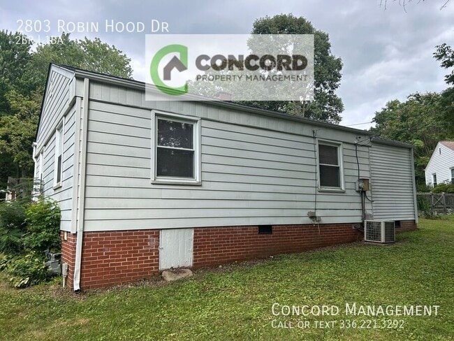 Building Photo - 2803 Robin Hood Dr