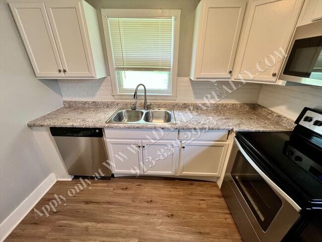 Building Photo - Cozy 2 Bed 1 Bath Duplex in OLATHE-Coming SOON!!