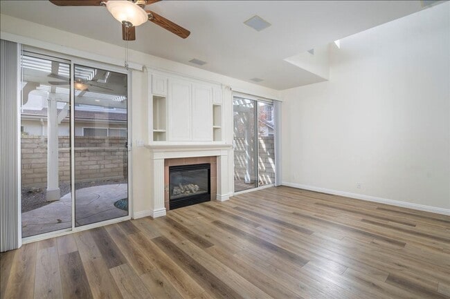 Building Photo - SHARP! 2 Master Suites Townhome in the hea...