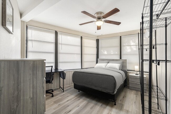 Building Photo - 1346 Byron Dr