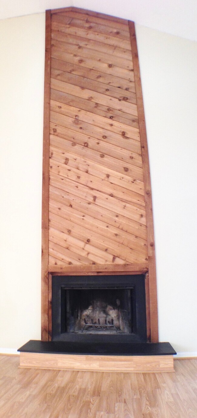 Building Photo - Beautiful and Waterfront!