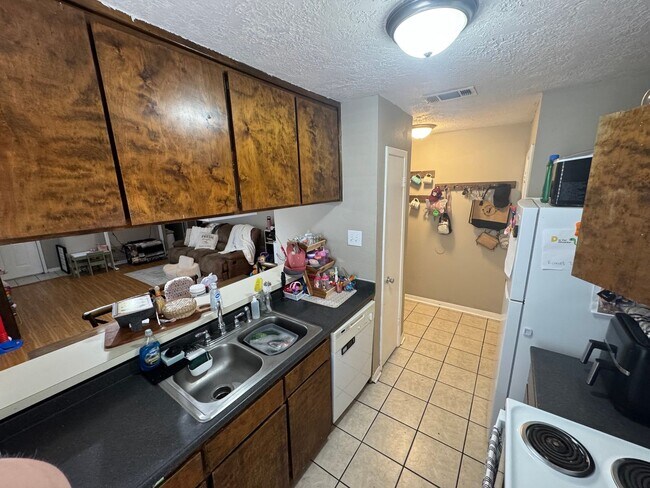 Building Photo - AUGUST PRE-LEASE!!!  3 Bedroom 2 Bathroom Duplex on Bus Route