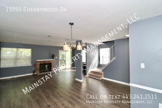 Building Photo - Updated End Unit Townhome W/ Fenced in Yard!