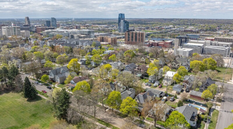 Building Photo - 110 Trowbridge St NE