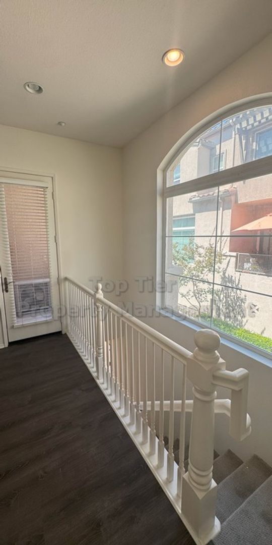 Building Photo - Available NOW***Charming 3-Level Townhome ...