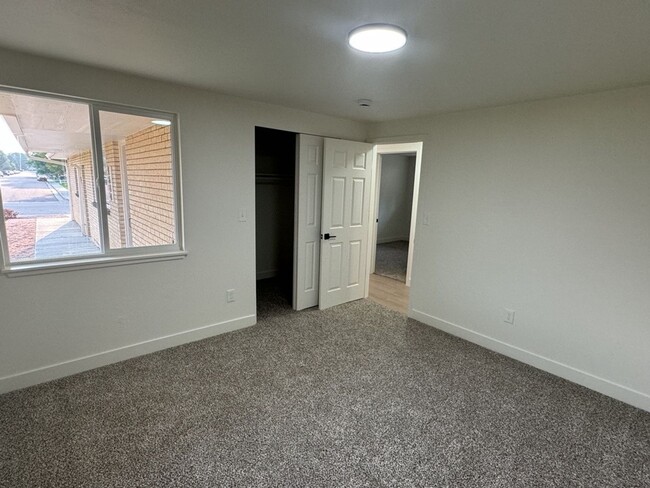 Building Photo - Newly Renovated 2BD 1BA Duplex with Garage