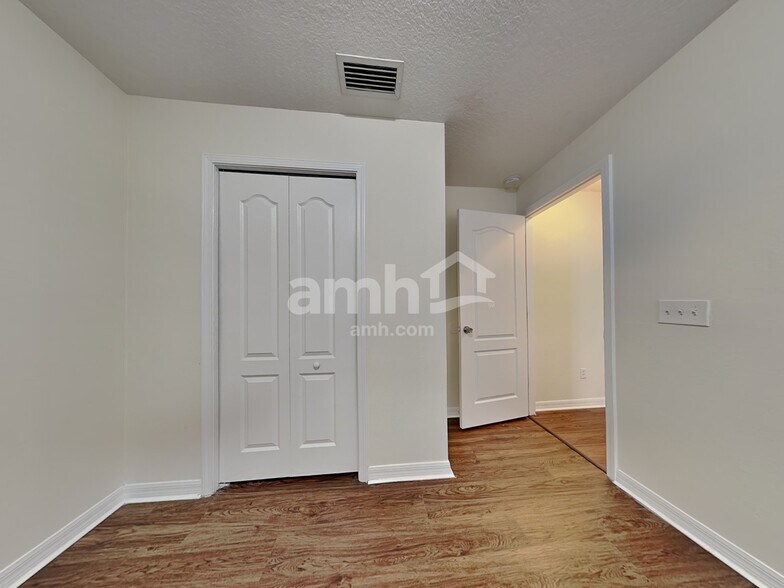 Building Photo - 8431 Deer Chase Dr