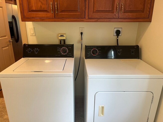 Building Photo - Now Leasing – Beautiful Well Maintained 3-...