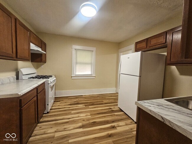 Building Photo - 1310 E 5th St