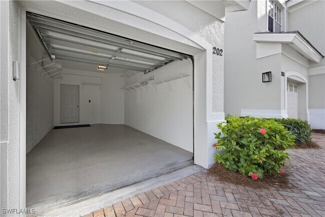 Building Photo - 2150 Aberdeen Ln