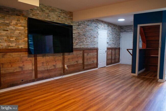 Building Photo - 102 Thomas Ln