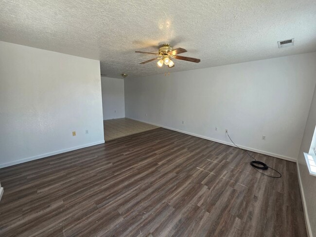Building Photo - Your Awesome 3-Bed Home Awaits!