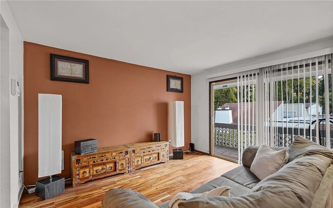 Building Photo - Oakbrook Country Club Condominium (2bedroom)! Apply Today