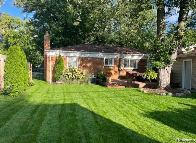Building Photo - 1341 Catalpa Dr