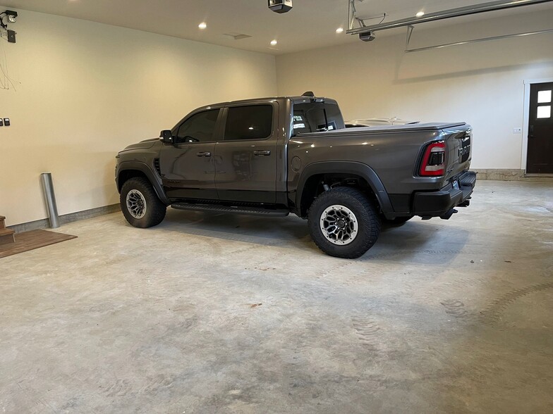 High-ceiling/huge 3-car garage - 5020 Maltby Rd