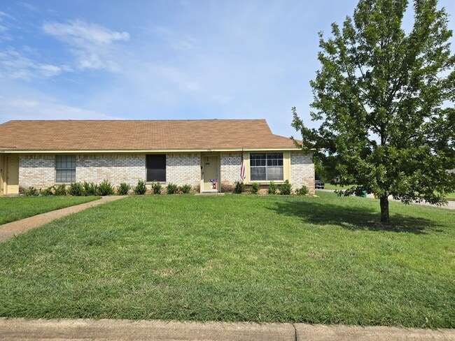 Primary Photo - 3/2 Robinson Duplex