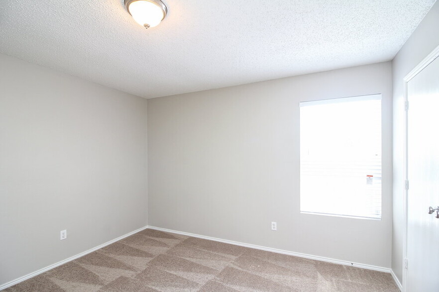 Building Photo - 8737 Hunters Point Way
