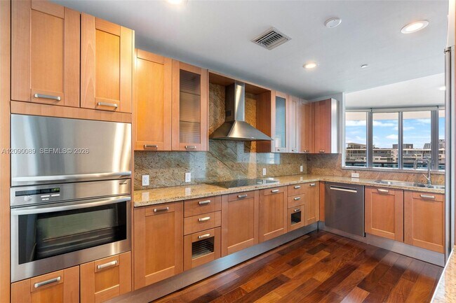 Building Photo - 5959 Collins Ave