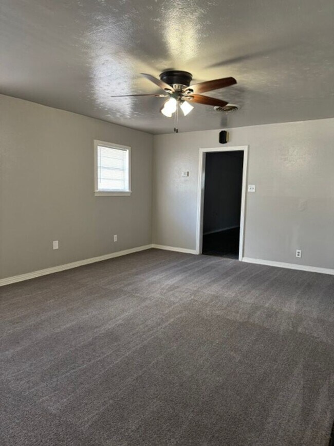 Building Photo - Cute 3 bedroom off in Gables Area!