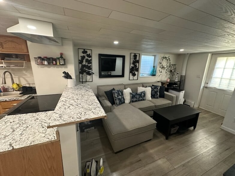 Building Photo - 3527 Mallard Rd