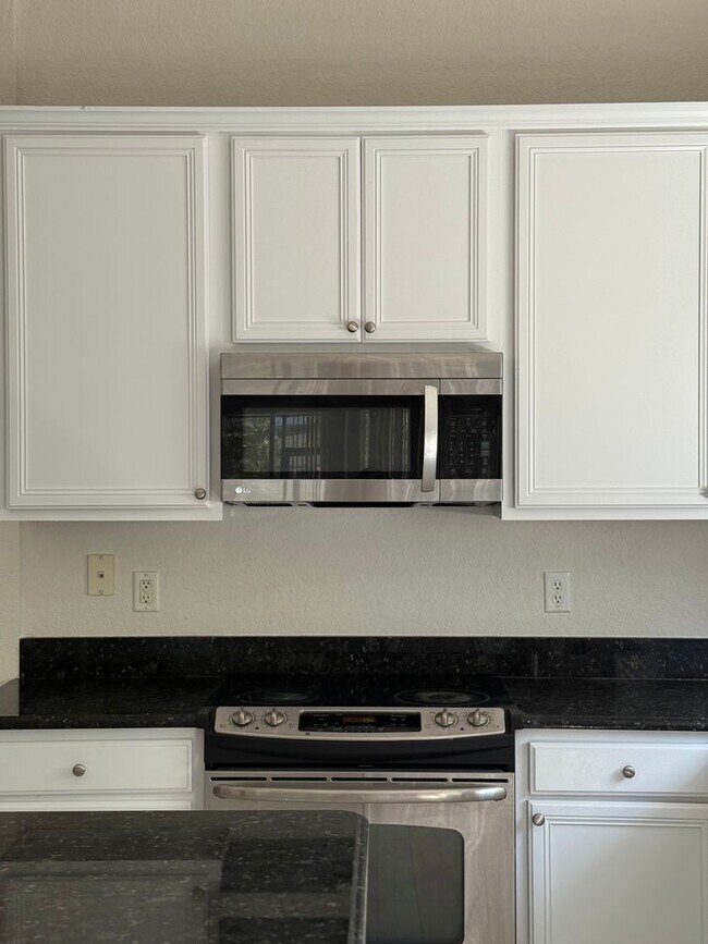 Building Photo - Come View This Amazing 3 Bed 2 Bath Single...