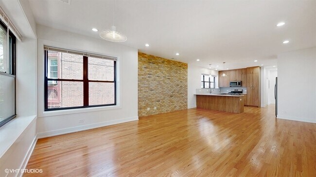 Building Photo - 2051 W Berwyn Ave
