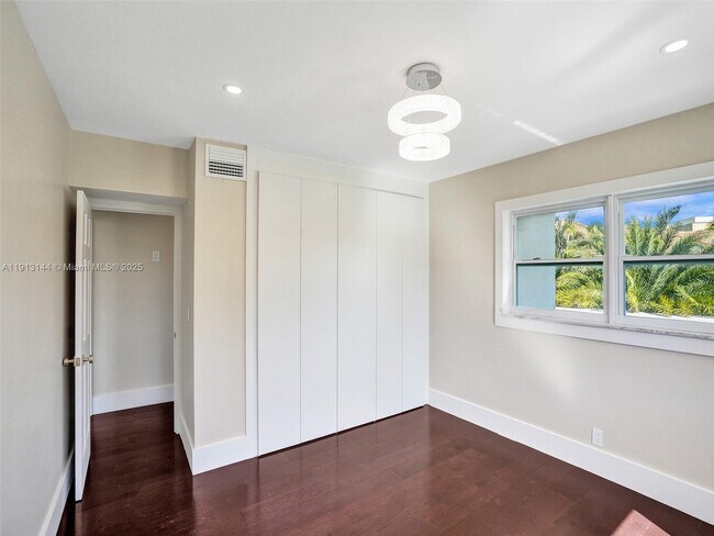 Building Photo - 2421 NE 7th Pl