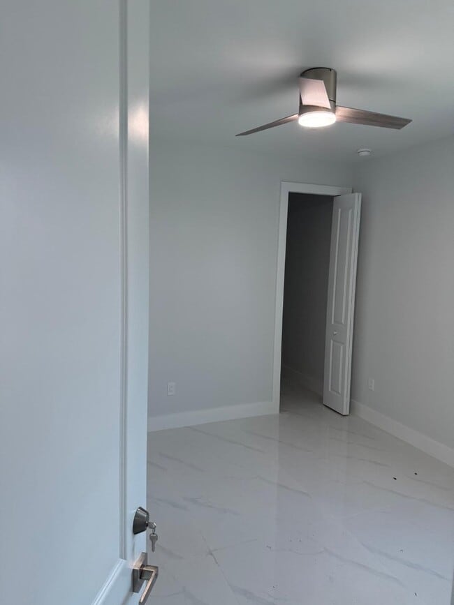 Building Photo - 1420 Poinsettia Ave