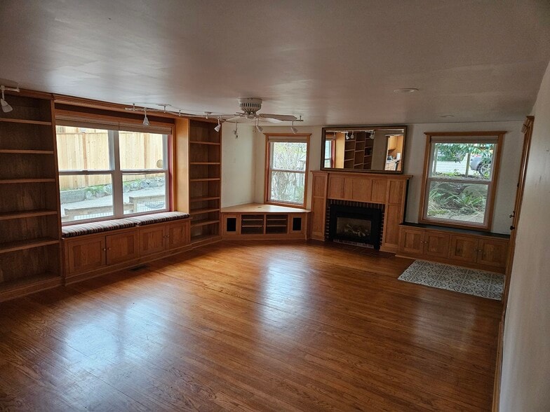 Building Photo - 12341 36th Ave NE