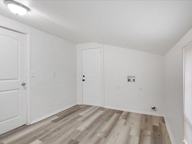 Building Photo - 533 E Woodard St