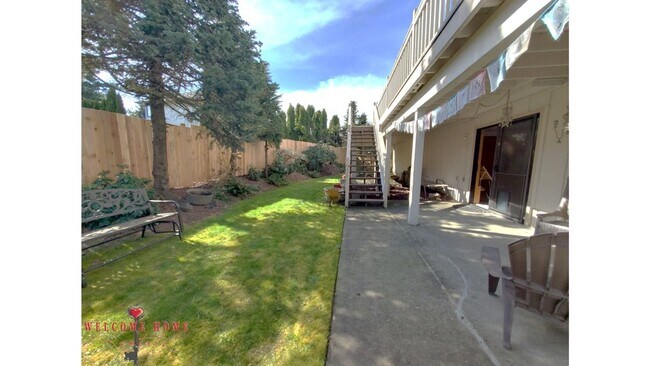 Building Photo - HUGE 5-BEDROOM home with separate BONUS ROOM!!  Large fenced yard!!!